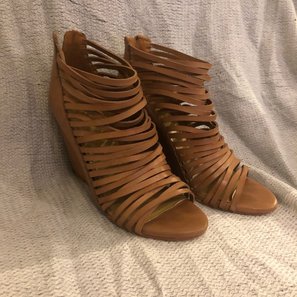 Vince Camuto wedges tan strappy size 7